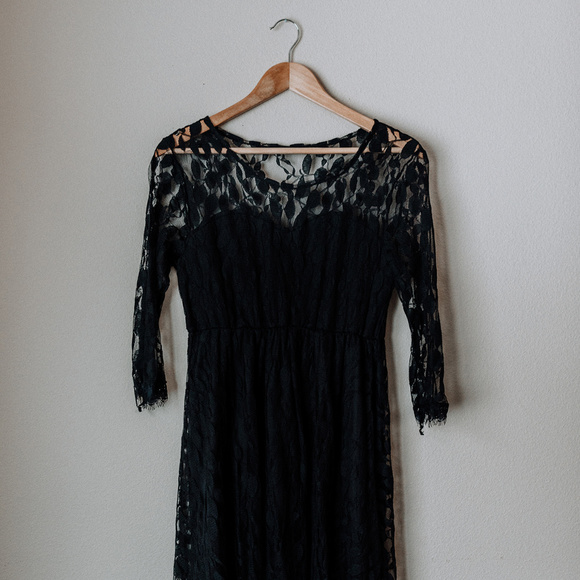 Black lace dress, "one size" fits like a large - Picture 1 of 3